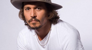 Johnny Depp denevért etetett