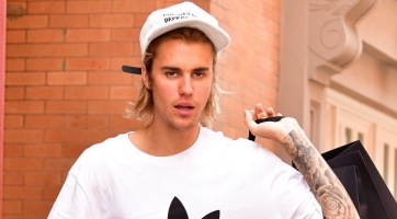 Justin Bieber infúzióval a karjában biciklizett az utcán