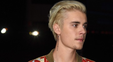 Justin Bieber is retro ruhába bújt