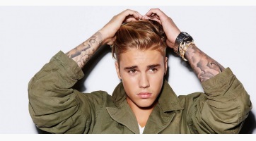 Justin Bieber megint nagyot esett a színpadon