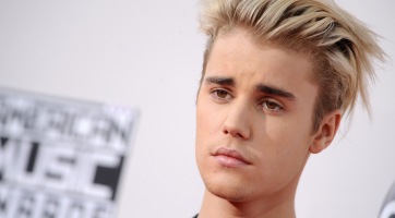Justin Bieber szerelmes verset írt feleségének