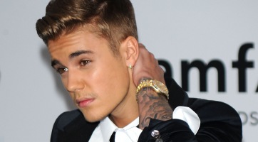 Justin Bieber szeretné, ha hülyét csinálnának belőle