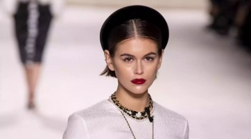 Kaia Gerber nagyon csúnyán eltörte a kezét