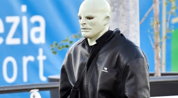 Kanye West Fantomasként tűnt fel Európa-szerte
