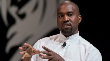 Kanye West hazamehetett a kórházból