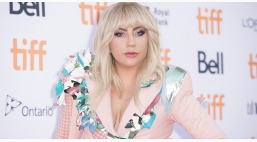 Karácsonyi manó lett Lady Gaga