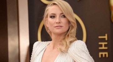 Kate Hudson félmeztelenül issza a kávét