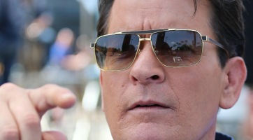 Kecsketejjel gyógyítja magát Charlie Sheen
