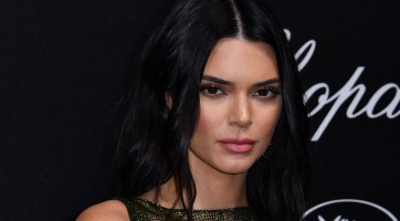 Kendall Jenner cicit villantott Cannes-ban