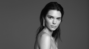 Kendall Jenner meztelenül pózol