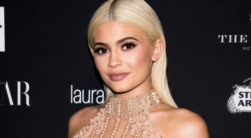 Két emelet magas karácsonyfát állított Kylie Jenner