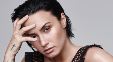 Ketrecharcossal jár Demi Lovato