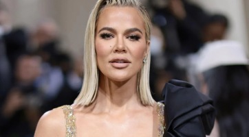 Khloé Kardashian először mutatta meg második babáját