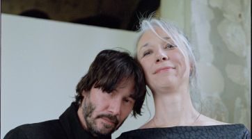 Ki is valójában Keanu Reeves barátnője?