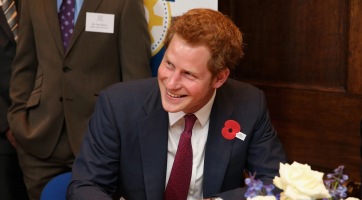 Kiderült kivel veszítette el szüzességét Harry herceg