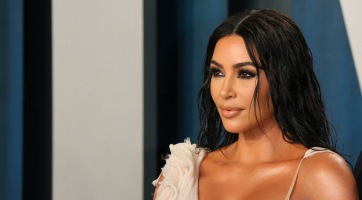 Kim Kardashian Grincsnek öltözött karácsonykor