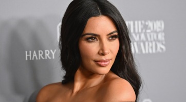 Kim Kardashian hátsókkal tapétázta ki otthonát