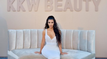 Kim Kardashian lezárja a KKW webshopját