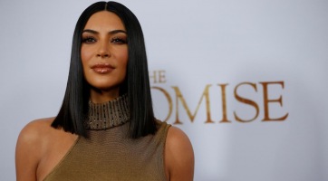 Kim Kardashian már megint egy szál bugyiban pózol