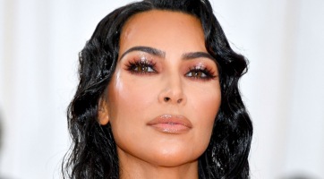 Kim Kardashian máris megunta vörös hajszínét