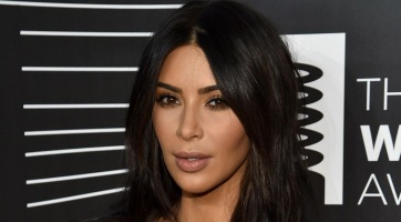 Kim Kardashian melle is izzad ebben a nagy melegben