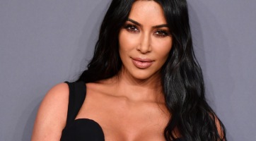 Kim Kardashiant  a Skims márkája miatt támadták be
