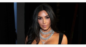 Kim Kardashiant egy kanapéhoz hasonlították