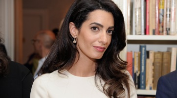 Kimenőt kapott és férje nélkül mulatott Amal Clooney