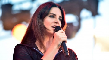 Kirabolták Lana Del Rey énekesnőt