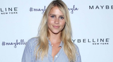 Kisbabát vár Claire Holt