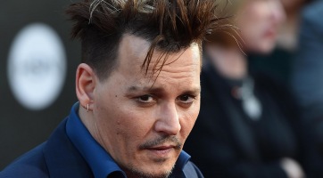 Könyvet ír Johnny Depp