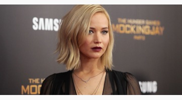 Kopott felsőben villantott Jennifer Lawrence