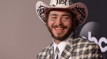 Körfűrészt varratott arcára Post Malone