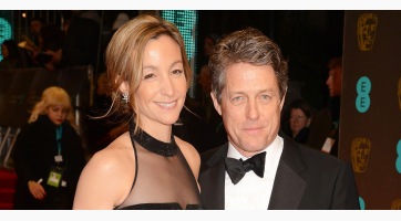 Különleges gyűrűt viselt Hugh Grant esküvőjén
