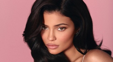 Kylie Jenner gyémántokat osztogat a barátainak