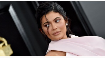 Kylie Jenner ismét botrányt kavart a kinézete miatt