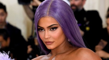 Kylie Jenner kislánya 2 éves, de már snowboardozik