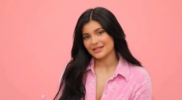 Kylie Jenner terhes pocakkal posztolt képet