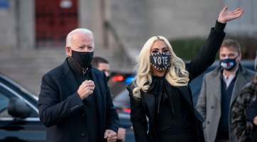 Lady Gaga énekli a himnuszt Joe Biden beiktatásán