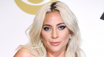 Lady Gaga megmutatta magát fürdőruhában