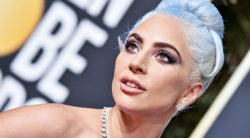 Lady Gaga pink hajjal ünnepli a platinalemezét