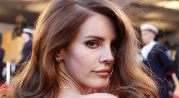 Lana Del Rey dallal kívánt boldog karácsonyt
