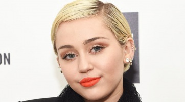 Légy kedves: újabb tetoválása lett Miley Cyrus-nak