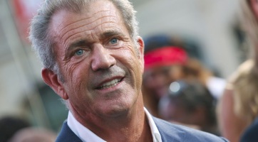 Leköpte és fellökte a tiszteletlen fotóst Mel Gibson