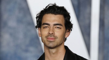 Lencsevégre kapták Joe Jonas új barátnőjét