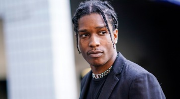 Letartóztatták Rihanna gyermekének az apját