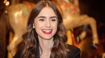 Lily Collins elkalauzolja a nézőit a gardróbjában