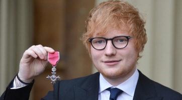 Lopás miatt óriási összegre perelték Ed Sheerant