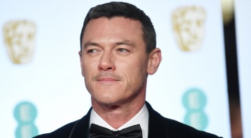 Luke Evans rózsaszín hajjal köszöntötte a tavaszt