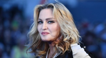 Madonna még mindig csak mankóval tud járni